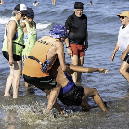 Marche aquatique : démonstration exercices de sauvetage